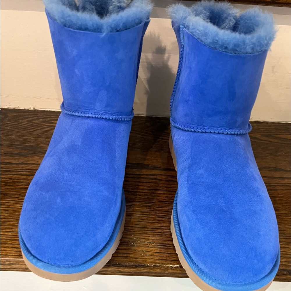 UGG MINI BAILEY WITH BOW. Great condition, only worn a few times. Size 9.